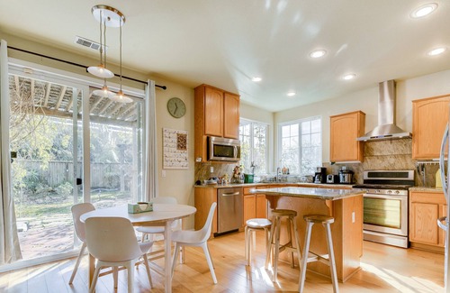 Union City House | Spacious & Scenic 4BR Home w/ Deskspace in Hayward
