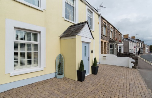 Porthcawl Cottage | Spacious Seaside Family Cottage with Entertainment Centre