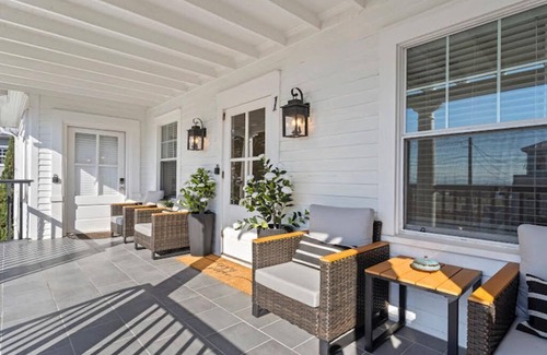 Pass Christian Condo | Spacious Seaside 5 bedroom 3.5 bath condo Across From Beach & Heart of Downtown