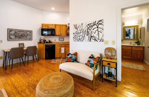 Mentone Apartment | Spacious Secluded Upscale King Studio in Mentone