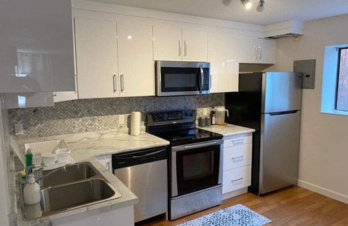 Departure Bay House | Spacious self contained one bedroom suite near departure bay beach