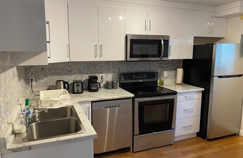Departure Bay House | Spacious self contained one bedroom suite near departure bay beach