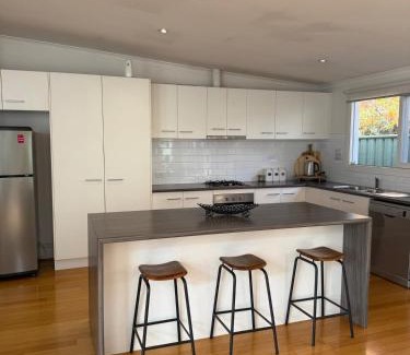 Bendigo House | Spacious self contained house walking distance-CBD