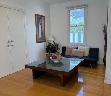 Bendigo House | Spacious self contained house walking distance-CBD
