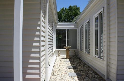 Bendigo House | Spacious self contained house walking distance-CBD