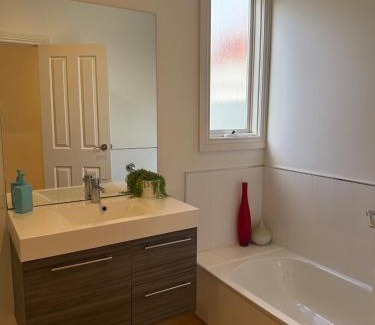Bendigo House | Spacious self contained house walking distance-CBD