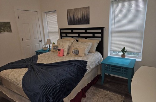 Camden House | Spacious serene 6-bedroom house with WiFi and AC in delightful Camden