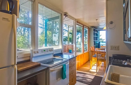 Sequim House | Spacious shorefront cabin with Dungeness National Wildlife Refuge views