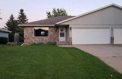Neenah Apartment | Spacious single story near many hospitals!