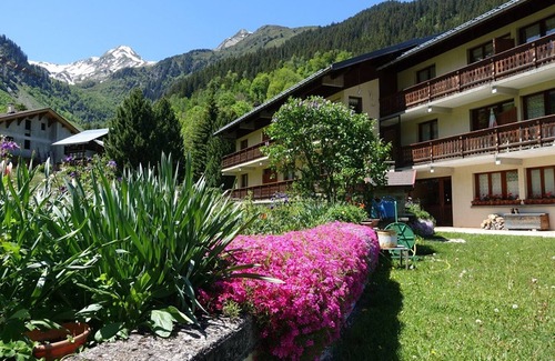 Areches Apartment | Spacious Ski-In/Ski-Out Apartment for 8 with Parking and Ski Storage