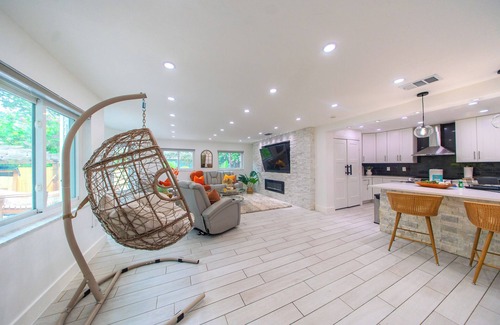 Whitfield House | Spacious Sleeps 14-Near SRQ, AMI, Beaches-Game Room-Jacuzzi-Outdoor Fun-Bunk Bed