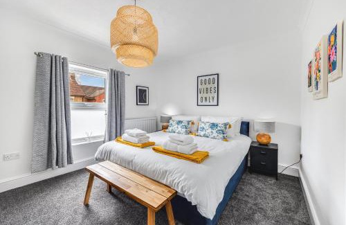 Kempston Apartment | Spacious Sleeps6 Leisure Contractors SuperfastWiFi