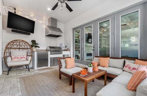 Historic Hyde Park North House | Spacious SoHo Sanctuary - 4 bedroom TH near Bayshore, Berns & the Epicurian