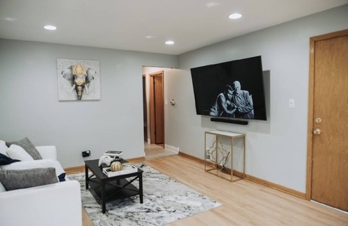 O'Hare Apartment | Spacious space 5 min from airport, outlet mall & restaurants .