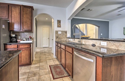 Fairbanks House | Spacious Stay at a Houston Getaway w/Fireplace!