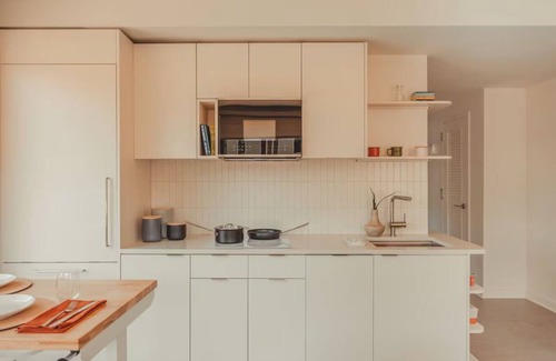 Old Fourth Ward Hotel | Spacious Stay Near Ponce City Market & Green Spaces—Walk to Trails & Shops