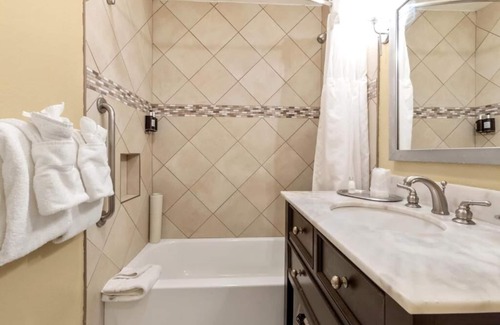 Corte Madera Hotel | Spacious Stay Near Golden Gate | Outdoor Pool | Free Parking | BBQ Area