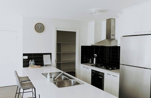 Bendigo House | Spacious Stay On Shamrock, Bendigo