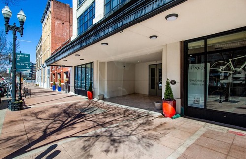 Old City Apartment | Spacious Sterchi Loft Getaway- Downtown Getaway