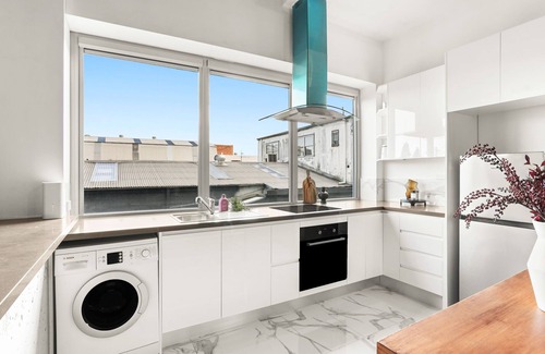 St Peters Apartment | Spacious Studio | CBD minutes to St Peters train