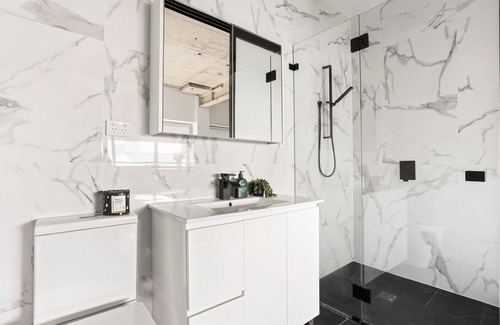 St Peters Apartment | Spacious Studio | CBD minutes to St Peters train