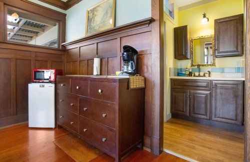 Friday Harbor Apartment | Spacious Studio Downtown! (Explorer's Suite)