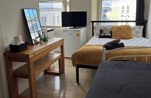 Dalston Apartment | Spacious Studio Flat in Dalston near Shoreditch. Pet-friendly!