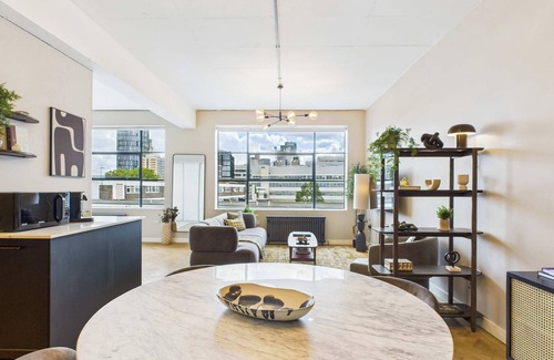 Hoxton Apartment | Spacious Studio Apartment by Tech City