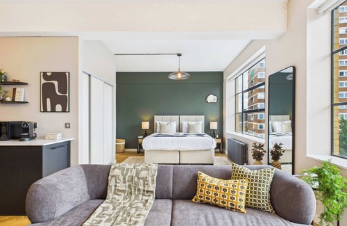 Hoxton Apartment | Spacious Studio Apartment by Tech City