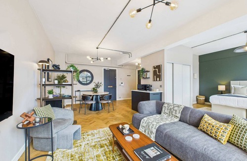 Hoxton Apartment | Spacious Studio Apartment by Tech City