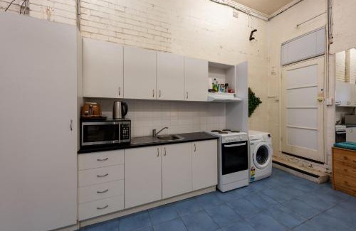 Northcote Apartment | Spacious Studio in Quiet Northcote Neighbourhood