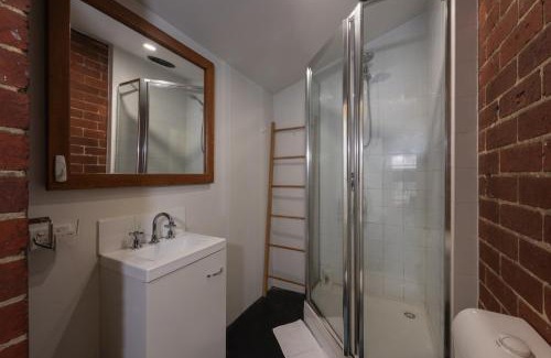 Northcote Apartment | Spacious Studio in Quiet Northcote Neighbourhood