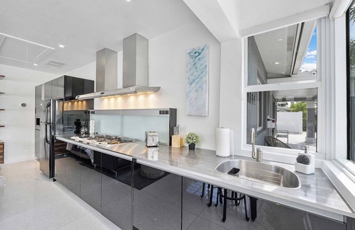 Coral Heights House | Spacious Studio in the Heart of FTL! Hot Tub