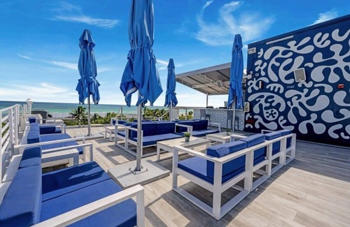 Miami Beach Condo | Spacious Studio *Rooftop Pool & Bar w/Ocean View