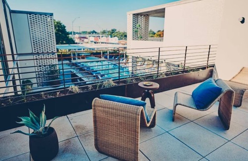 South River City Hotel | Spacious Studio Suite with Patio & Soaking Tub