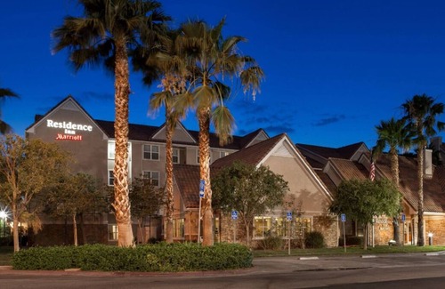 San Bernardino House | Spacious Studio w/ Full Kitchen, Continental Breakfast, Self Parking & Gym!