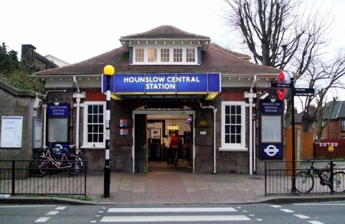 London Borough of Hounslow Apartment | Spacious Studio with Private Kitchen and Bathroom Close to Heathrow Airport