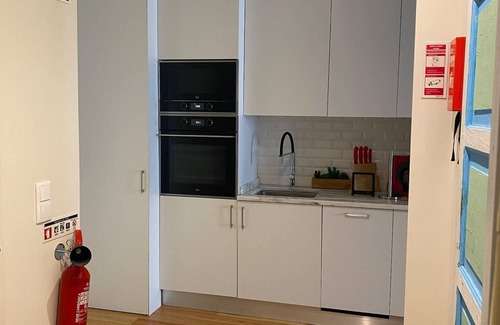 Centro / Baixa Apartment | Spacious studio with WiFi, a king size bed, and a murphy bed in vibrant Porto