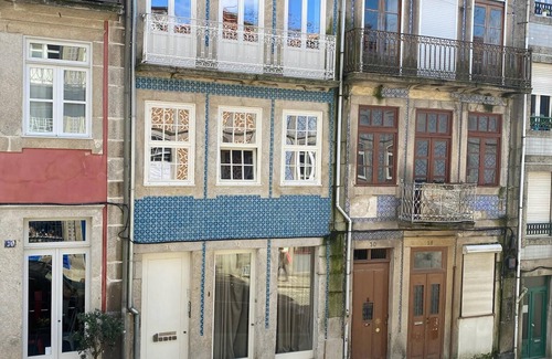Centro / Baixa Apartment | Spacious studio with WiFi, a king size bed, and a murphy bed in vibrant Porto