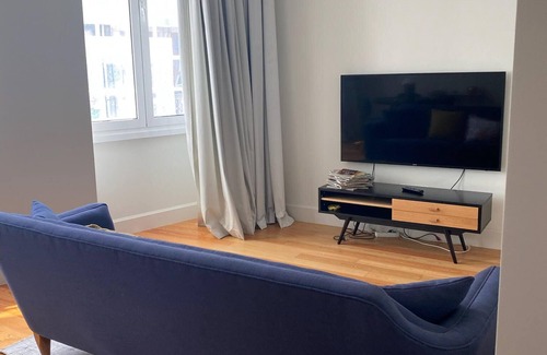 Centro / Baixa Apartment | Spacious studio with WiFi, a king size bed, and a murphy bed in vibrant Porto