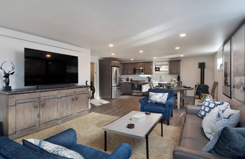 Emigrant House | SPACIOUS & Stunning 6-bedroom Log Cabin Home Great for Large Gatherings!