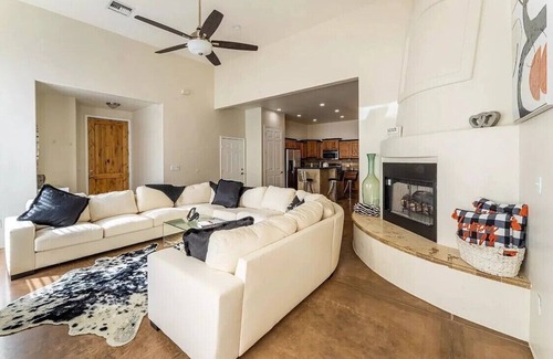 Sabino Shadows House | Spacious stunning Home in small private community with abundance of upgrades!