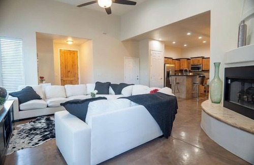 Sabino Shadows House | Spacious stunning Home in small private community with abundance of upgrades!