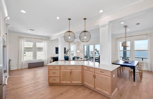 Pensacola Beach House | Spacious & Stunning Waterfront 5-bedroom house w Pool, AC in amazing Gulf Breeze