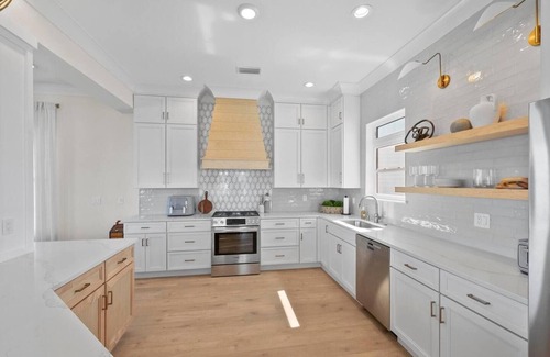 Pensacola Beach House | Spacious & Stunning Waterfront 5-bedroom house w Pool, AC in amazing Gulf Breeze