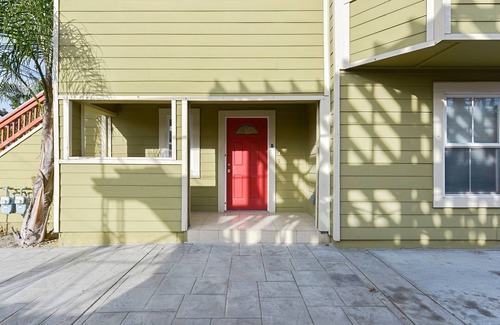 Clawson House | Spacious, Stylish 4 Bedroom Bay Area Home