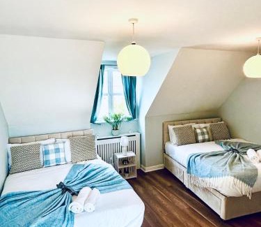 Greenhithe House | Spacious stylish 4BR House Perfect For Families, Groups & Contractors in Bluewater- Dartford-with Pool Table & Free Parking