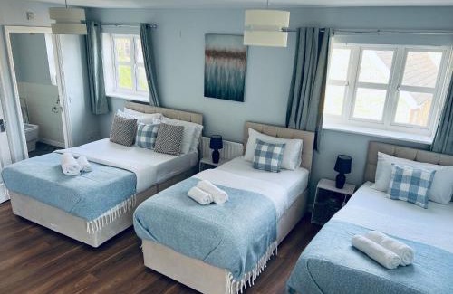 Greenhithe House | Spacious stylish 4BR House Perfect For Families, Groups & Contractors in Bluewater- Dartford-with Pool Table & Free Parking