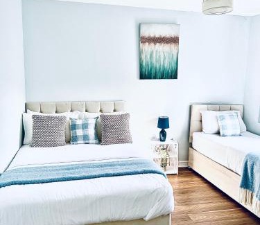 Greenhithe House | Spacious stylish 4BR House Perfect For Families, Groups & Contractors in Bluewater- Dartford-with Pool Table & Free Parking