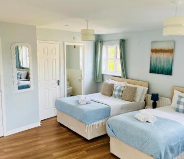 Greenhithe House | Spacious stylish 4BR House Perfect For Families, Groups & Contractors in Bluewater- Dartford-with Pool Table & Free Parking